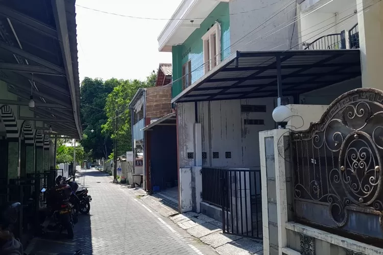 Suasana di sekitar TKP kejadian pembunuhan perempuan di Peterongan Semarang. Pelaku sempat naik ke balkon kos.  (Ayosemarang.com/ Audrian Firhannusa)