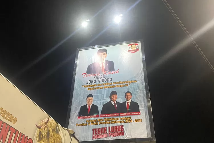 Baliho bertuliskan ucapan terima kasih kepada joko widodo tersebar di sepanjang pantura Kendal hingga batang.  (edi prayitno/kontributor kendal)