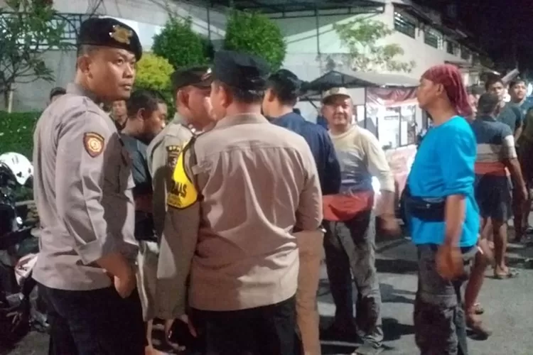 Polisi saat mendatangi lokasi pembacokan seorang pedagang oleh preman.  (Istimewa)