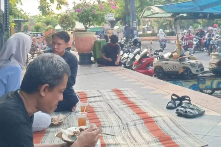 suasana PKL taman garuda saat masih diijinkan berjualan, 3 hari kedepan PKL diimbau tidak berdagang  (dokumen)