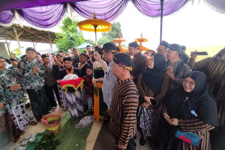 Tradisi kirab gunungan warga kampung Mberan Desa Kalirejo Kangkung .  (edi prayitno/kontributor kendal  &nbsp;)