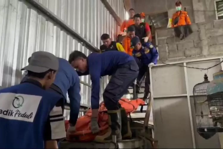 Petugas Damkar dan BPBD Kendal mengevakuasi jenasah seorang laki-laki dengan berat 200 kg dari lainati 2 bengkel alat berat di arteri Kaliwungu.  (edi prayitno/kontributor kendal)