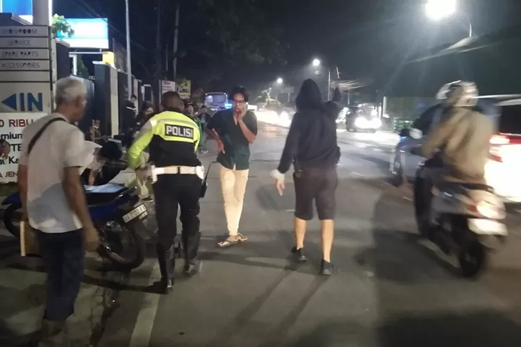 Polisi saat melakukan olah TKP kecelakaan di Jalan Perintis Kemerdekaan, Banyumanik, Semarang. Seorang pengendara motor tewas di tempat.  (istimewa)