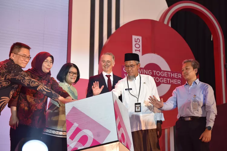 Sekda Provinsi Jateng Sumarno saat meresmikan perusahaan alat kesehatan asal Jerman, PT Beurer Indonesia Technology di KEK Kendal. (Humas Jateng)