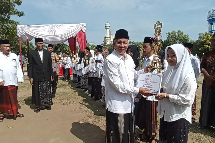 Ketua PC NU Kendal bersama Forkompinda menyerahkan hadiah kepada pemenang lomba dalam rangka Hari Santri Nasional.  (edi prayitno/kontributor)