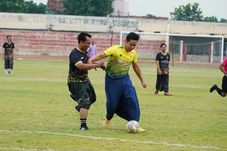 Bupati Dico bermain sepak bola melawan santri dengan mengenakan sarung di stadion kebondalem peringati hari santri nasional selasa 22 oktober 2024.  (edi prayitno/kontributor Kendal)