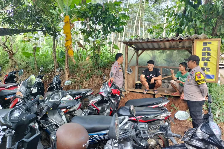 Anggota Polsek Patean memberikan imbauan kepada remaja dalam operasi cipta kondisi jelang Pilkada 2024.  (edi prayitno/kontributor kendal)