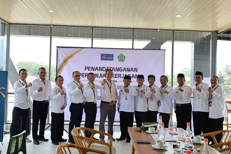 Penandatanganan MoU Pembayaran Tunjangan Kinerja antara Bank Jateng dengan Kemenag Kabupaten Temanggung di Hotel Frontone pada hari Selasa (15/10/2024).