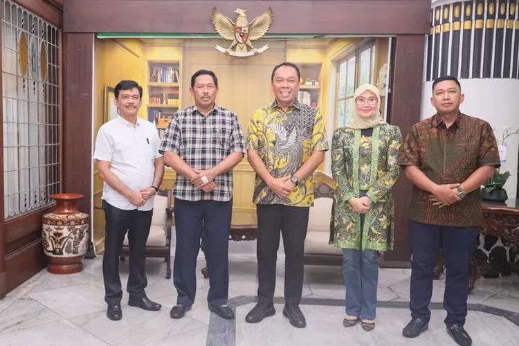PJ Gubernur Jateng Nana Sudjana saat bersama Direktur Jasa Raharja dalam Program Sengkuyung oleh Bappeda.  (Humas Jateng)