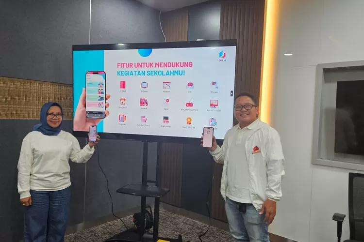 General Manager Consumer Business Region Jawa Tengah and DIY Gamada dan Manager &ndash; GTM Operation Region Jawa Tengah and DIY Inge Dian Novita saat memperkenalkan  Skul.Id. (Dok Telkomsel.)
