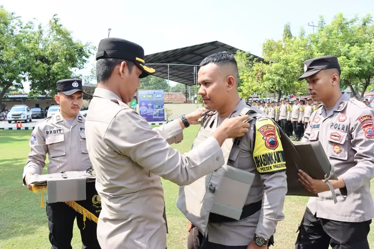 Anggota Bhabinkamtibmas Polres Kendal mendapatkan rompi dan senter untuk mendukung pengamanan Pilkada 2024 dalam apel Jumat 25 oktober 2024.  (Dokumen Humas Polres kendal)