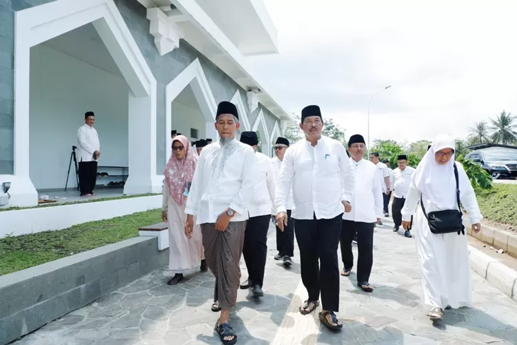 PJ Gubernur Jateng Nana Sudjana (kanan) dan Sekda Jateng Soemarno saat meresmikan MAJT An Nuur di Magelang.  (Humas Jateng)