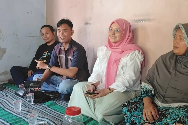 Keluarga korban bersama kuasa hukum dan kepala desa Brangsong.  (edi prayitno/kontributor kendal)