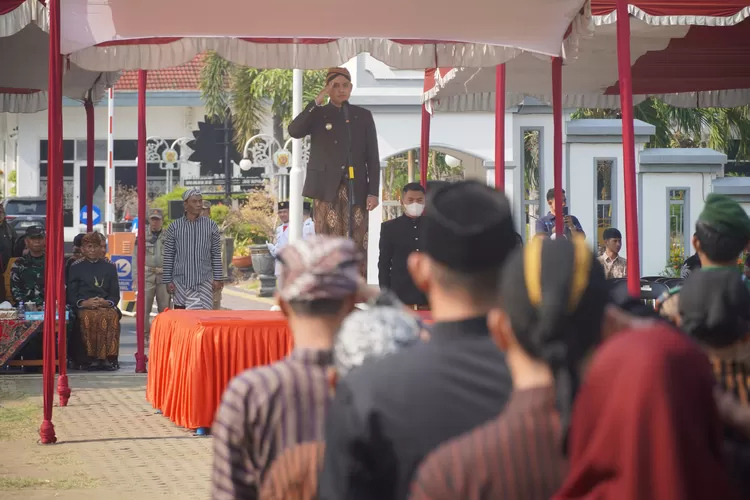 Bupati Kendal, Dico M. Ganinduto saat menjadi inspektur upacara Hari Sumpah Pemuda di alun-alun Kendal Senin 28 oktober 2024.  (edi prayitno/kontributor Kendal)
