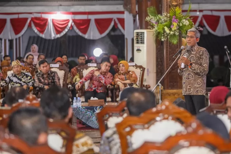 Sekda Jateng Sumarno saat menghadiri dinner Pemuda Berprestasi di Jepara. Sumarno minta pemuda berpartisipasi menjaga lingkungan di momen Sumpah Pemuda.  (Humas Jateng)