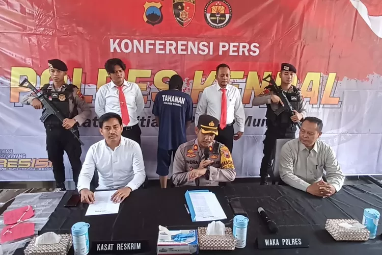 polres kendal merilis ungkap kasus pembunuhan dikebun di desa darupono. (edi prayitno/kontributor kendal)
