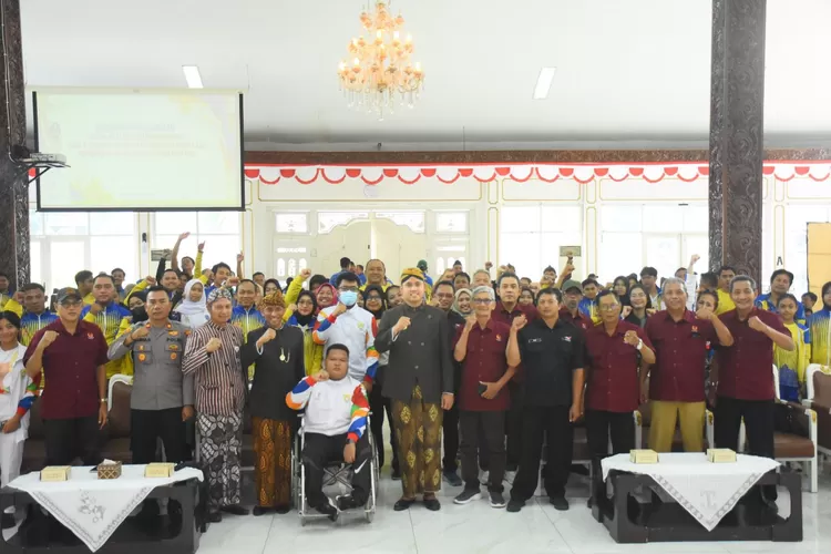 Bupati Kendal bersama atlet yang menerima bonus dari Pemerintah Kabupaten Kendal.  (edi prayitno/kontributor kendal)