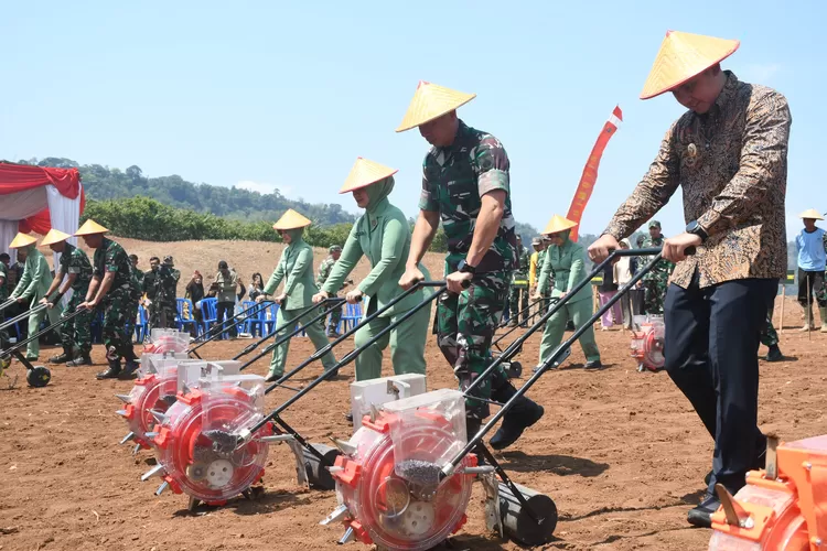  Penanaman jagung perdana dan penghijauan yang dilakukan Pangdam IV/Diponegoro di Patean.  (dokumen pendim kendal)