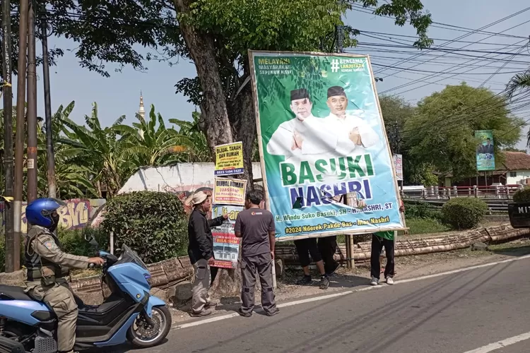 Bawaslu Kendal menertibkan baliho dan APK yang terpasang menyalahi aturan yang ada.  (dokumen bawaslu kendal)