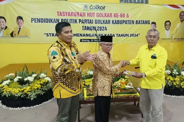 Ketua DPD II partai golkar Batang Nur Untung Slamet menyerahn nasi tumpeng kepada Soetdai Mantan wakil Bupati Batang yang di dampingi Wakil Ketua DPD I Golkar Jawa Tengah, Muhammad Saleh.  (Muslihun/Kontributor Batang)