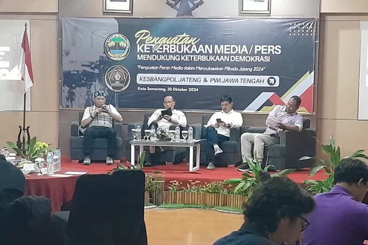 "Penguatan Peran Media Menyukseskan Pilkada Jateng 2024 oleh Kesbangpol Provinsi Jawa Tengah bersama PWI Jateng. Dalam kesempatan ini media diminta untuk menjadi kontrol. (Ayosemarang.com/ Audrian Firhannusa)