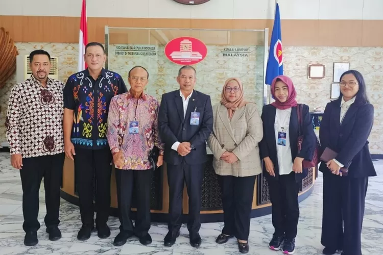 Rektor USM Dr Supari melakukan kunjungan kehormatan ke KBRI di Malaysia.