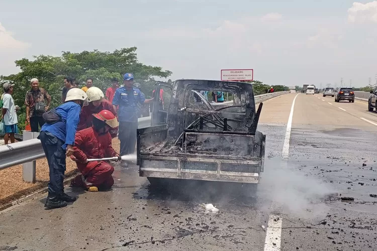 Petugas melakukan pemadaman mobil pick up yang terbakar di jalan tol Batang-Semarang Kamis 31 oktober 2024.  (Dokumen)