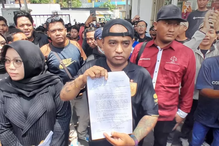 Ketua Panser Biru, Kepareng Wareng saat memenuhi panggilan polisi atas pelaporan oleh Yoyok Sukawi.  (Ayosemarang.com/ Audrian Firhannusa)