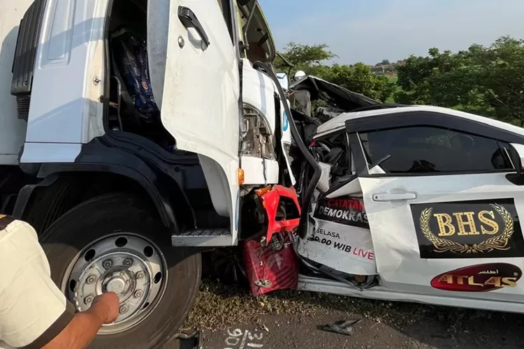 kecelakaan yang melibatkan mobil kru TV One dengan truk ekspedisi di Tol Pemalang Batang. (istimewa)