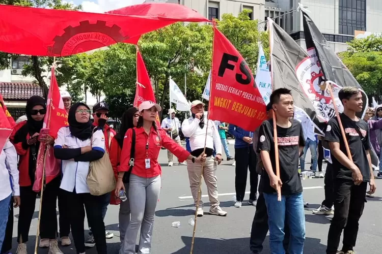 Ratusan buruh Jateng saat mengawal kenaikan UMP di depan Kantor Gubernur Jateng. (Ayosemarang.com/ Audrian Firhannusa)