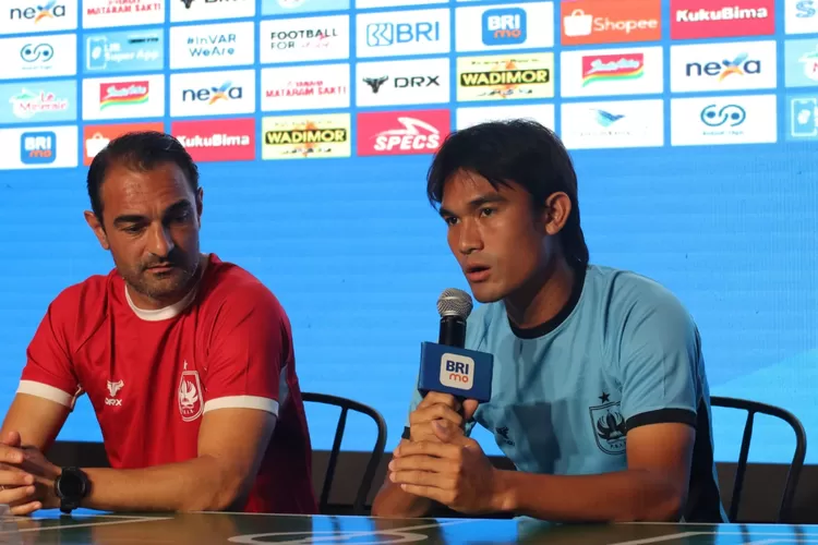 Pelatih PSIS Semarang Gilbert Agius dan pemain PSIS, Zalnando dalam sesi jumpa pers. PSIS tetap ambisi tiga poin lawan Persebaya meski bermain di Bali. (PSIS)
