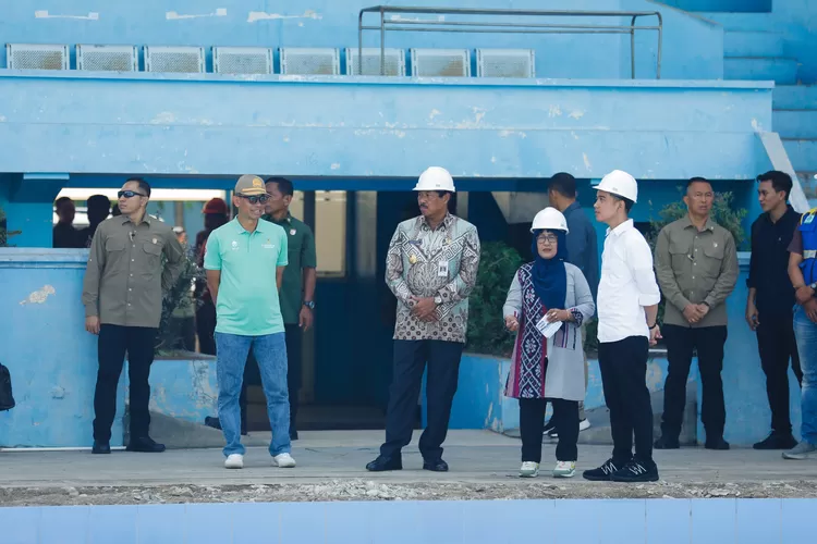 Pj Gubernur Jawa Tengah, Nana Sudjana mendampingi Wakil Presiden RI Gibran Rakabuming melakukan kunjungan kerja di Kota Surakarta, Sabtu, 2 November 2024.  (Dok Humas Jateng.)