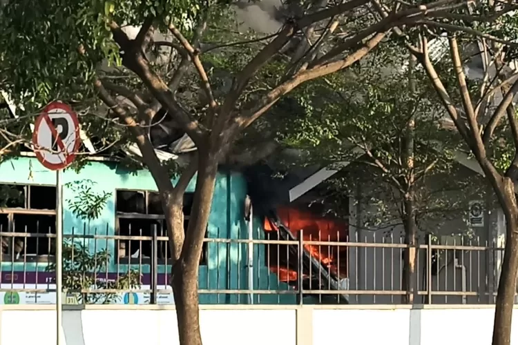 api kembali menyala direruntuhan bangunan pabrik PT Master Kidz Indonesia Sabtu 02 november 2024. (edi prayitno/kontributor kendal)