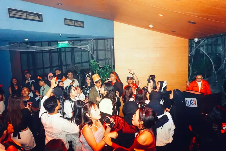 Kemeriahan perayaan Halloween di ARTOTEL Semarang. Ada pertunjukan kostum dan kreativitas anak muda. (ARTOTEL)