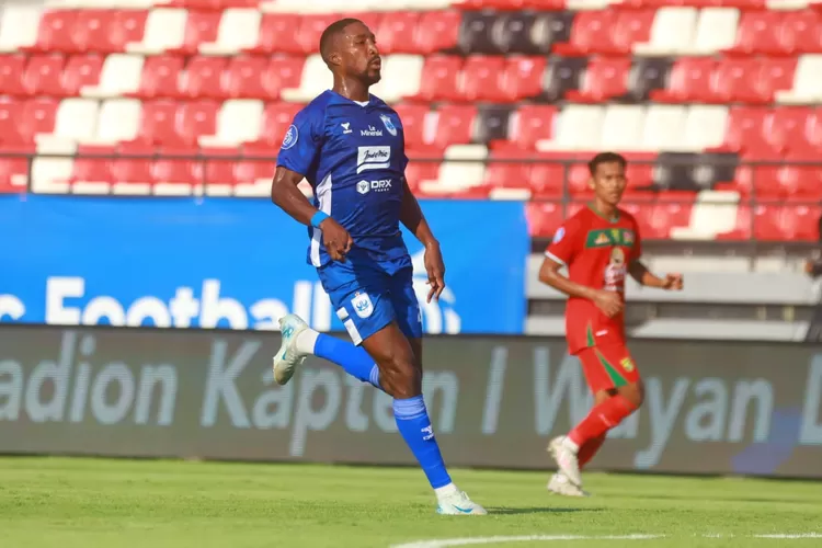 Pemain PSIS Semarang Boubakary Diarra saat bermain melawan Persebaya. Gilbert Agius nilai timnya sudah bermain baik meski kalah. (PSIS)