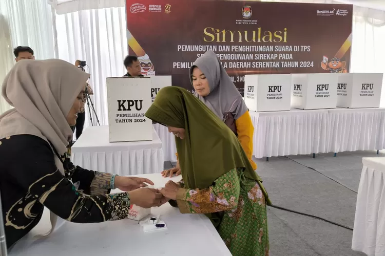 Pemilih pemula saat simulasi pemungutan suara di lapangan Desa Karangayu Cepiring. (edi prayitno/kontributor kendal)