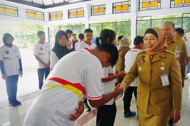 Pj Bupati Batang Lani Dwi Rejeki saar melepas kontingen atlet POPDA tingkat Jawa Tengah. (Muslihun/Kontributor Batang)