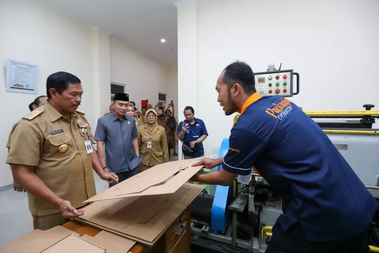 Penjabat (Pj) Gubernur Jawa Tengah, Nana Sudjana meresmikan revitalisasi Gedung Balai Industri Kreatif Digital dan Kemasan (BIKDK) atau Rumah Kemasan Provinsi Jawa Tengah.  (dok Humas Jateng.)