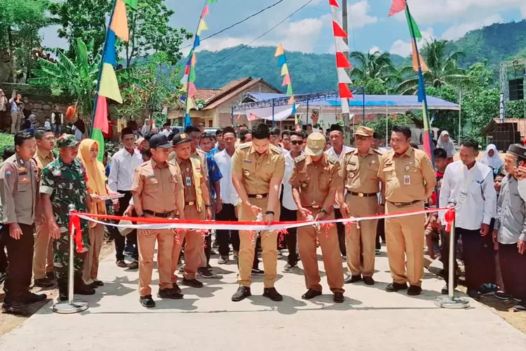 Bupati Kendal Dico M &nbsp;Ganinduto meresmikan jalan penghubung Cening-Kaliputih.  (edi prayitno/kontributor Kendal)