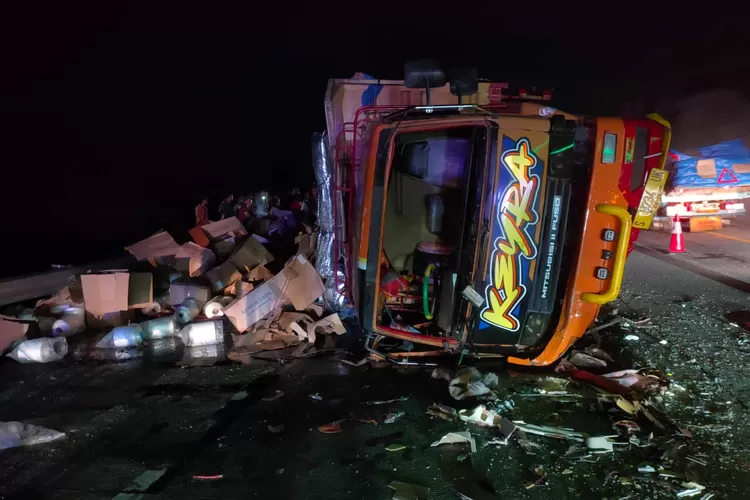 Truk terguling setelah ditabrak bus di jalan tol Semarang-Batang KM 393 Senin 04 november 2024 malam.  (dokumen satlantas polres Kendal)