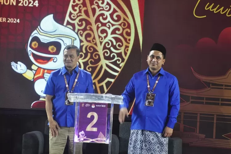 Paslon Cagub 02, Ahmad Luthfi dan Taj Yasin saat Debat Pilgub. Saat ini dalam survei terbaru elektabilitas menurun.  (Ayosemarang.com/ Audrian Firhannusa)