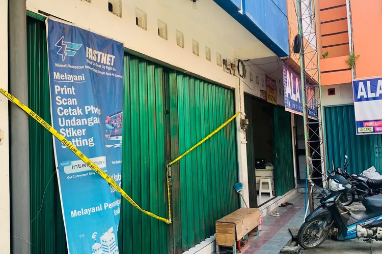 Garis polisi dipasang di warnet yang berada di Ruko Kaliwungu.  (edi prayitno/kontributor kendal)