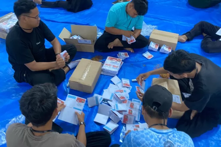 Tenaga sortir dan lipat surat suara Pilkada di Gedung KPU Batang.  (Muslihun/Konributor Batang)