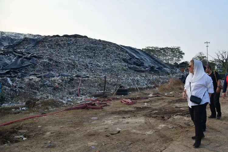 Wali Kota Semarang Hevearita Gunaryanti saat melintas di antara tumpukan sampah TPA Jatibarang. (Humas Pemkot)