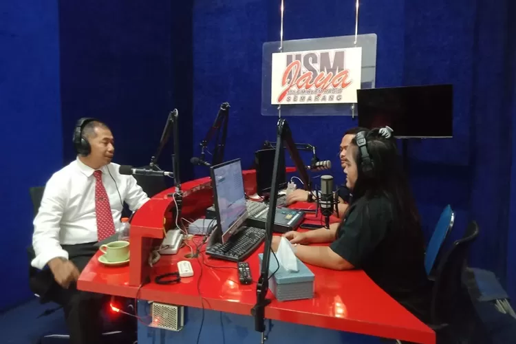Rektor USM Dr. Supari, S.T.,M.T menjadi narasumber Talkhow Rektor Menyapa Radio USM Jaya