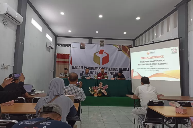 Bawaslu Kendal memberikan keterangan kepada media terkait pengawasan selama tahapan Pilkada Kendal 2024.  (edi prayitno/kontributor Kendal  &nbsp;)