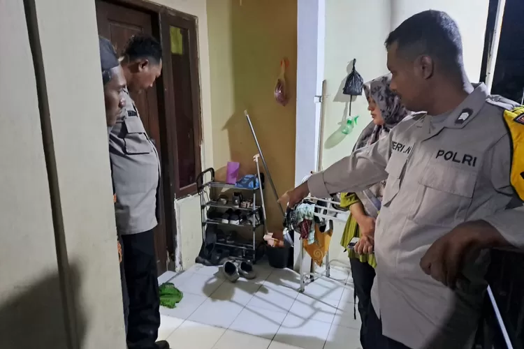 Polisi menunjukan lokasi penemuan bayi perempuan di sebuah rumah warga di Perum Permata Jenarsari Gemuh.  (dokumen Polres Kendal)
