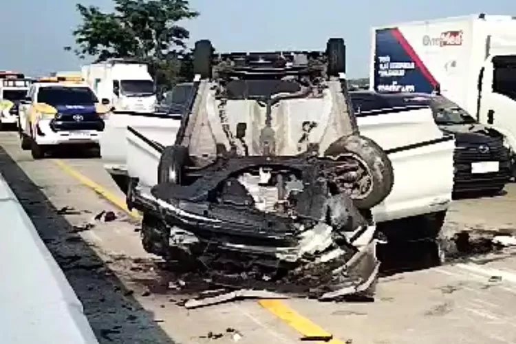 Minibus Ertiga yang menabrak elf di jalan tol KM 400 masuk Desa Kertomulyo Brangsong Sabtu 9 november 2024 pagi.  (edi prayitno/kontributor Kendal)