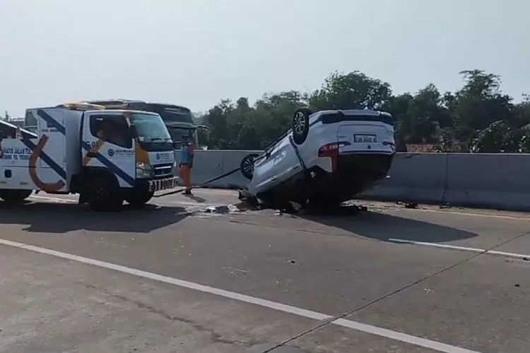  Mobil minibus terguling di jalan tol Semarang-Batang setelah menabrak travel Sabtu 9 november 2024.  (edi prayitno/kontributor Kendal  &nbsp;)