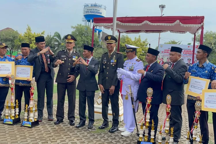 Dandim Kendal dan Pj Sekda Kendal bersama penerima penghargaan di Hari Pahlawan.  (edi prayitno/kontributor kendal)